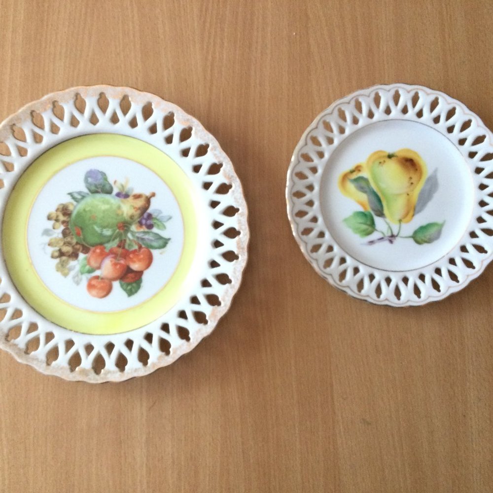 Two Vintage made in occupied Japan porcelain plates fruits lattice edge decorati